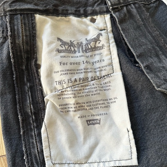 Levi’s black denim shorts with zipper side slits Size 28 - Picture 3 of 4